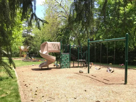 Einstein Lounge in Downtown - 2 BR w Loft and Fenced Yard Отели в г. Принстон