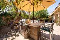 Luxury, spacious, spa home, sleeps 8, Chef Kitchen, office, plus sep. casita. Hotel in zona Palm Desert Palms