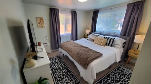 Sanders Beach stylish downtown CDA getaway hot tub fire table bikes games <br>