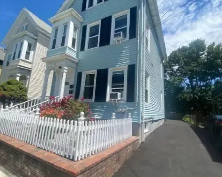 Boston 2bd King Bed near Harvard, MIT, subway near Boston. On-site free Parking Hotels in Somerville