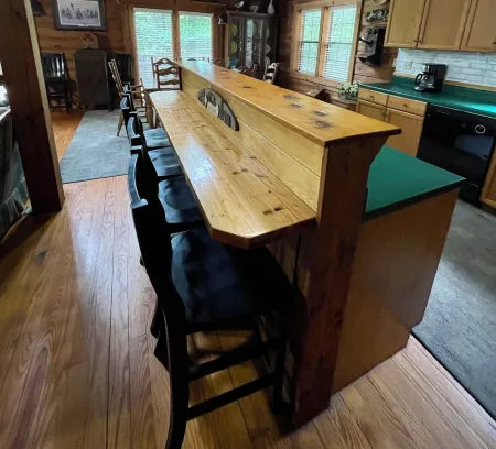 “Almost Heaven” a beautiful log cabin located in a lake and golfing resort!