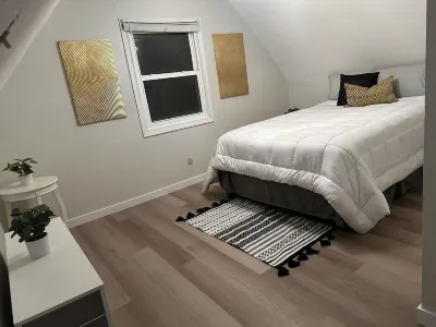 Newly remodeled 3 bedroom home. Steps from the legendary Surf Ballroom Sleeps 8!