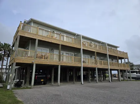 3 Bedroom Condo( Beach, & fish) Beautiful Bayside View and Perfect Sunsets