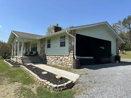 Sleeps8 w/ hot tub, pool table/ fire pit, plenty of outdoor seating w/ big yard Отели рядом с достопримечательностью «Sims Point»