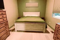 Cozy New Cabin. Walking distance to wedding venue, Chalet View Lodge!