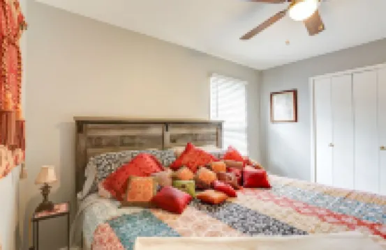 Great neighborhood!  3 bed 2 full bath close to shopping, restaurants, U of I