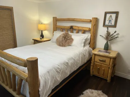 Private Suite with Hot Tub - 8 Miles from the Air Force Academy!