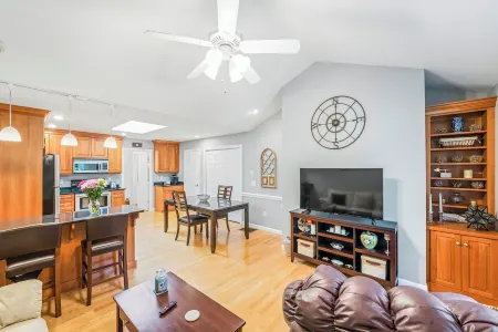 Private, 1 bed/1.5 bath apt close to local beaches Отели в г. Олд Лайм