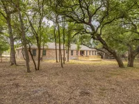 Luxury Hot Tub Near San Antonio- 6 Bdrms-Private-Spacious!! Hotels in Cibolo