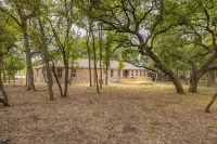 Luxury Hot Tub Near San Antonio- 6 Bds- private!!
