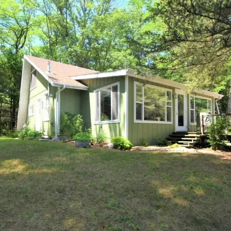 Tranquil 2 Bedroom Getaway on Private Lake