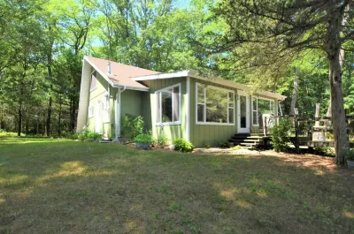 Tranquil 2 Bedroom Getaway on Private Lake
