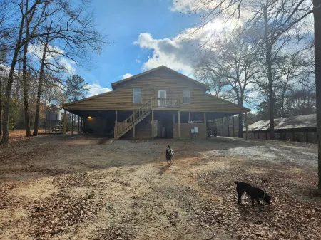 Lodge & cabin sleeps 21 - peaceful country setting 15 min to downtown Dublin GA