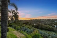 Palm & Oak - Detached Guest House - Mountain Views
