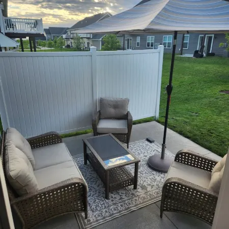 Gorgeous, clean, newer Condo , 5 bedrooms!! 1 mile from Bettplex.