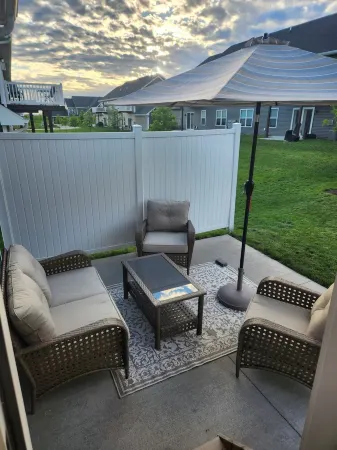 Gorgeous, clean, newer Condo , 5 bedrooms!! 1 mile from Bettplex.