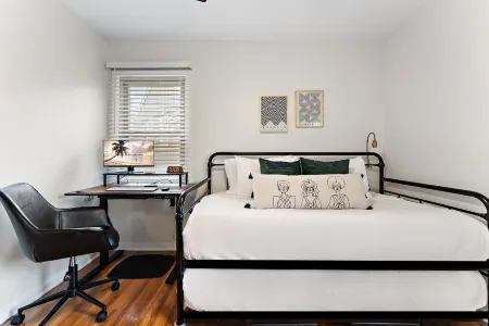 Highland Park Hideaway- Standing Desk + Monitor + Private Laundry + Bonfire Pit