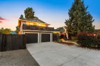 25mins to Denver*Red Rocks*Hot Tub*2 Fire Pits, 1.5hrs to skiing, Pet Friendly Hotels near Hine Lake