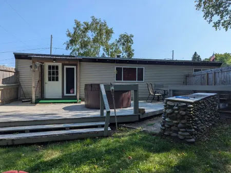 UP Adventure Basecamp with hot tub close to the Porcupine Mountains.