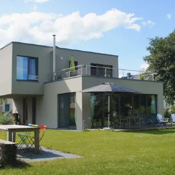 House on the Havelbogen directly on the water with canoe and jetty, terrace apartment