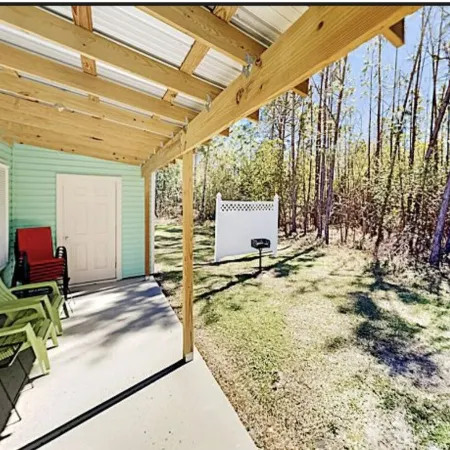 < 10 min. to beach, trails & The WHARFdog friendly)