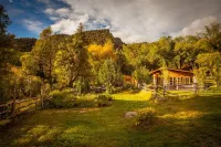 Scenic Creekside Pet Friendly Ranch House with 5 Cabins and Sauna. 로우어 쓰리 퍽스 트레일헤드 주변 호텔