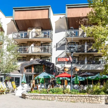 1 min. walk to slopes!Mountain view! Steps to ski lift/gondola, shops & dining!