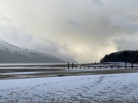 Sandy Beach Sunrise Studio- Just steps from Sandy Beach & Treadwell trail!