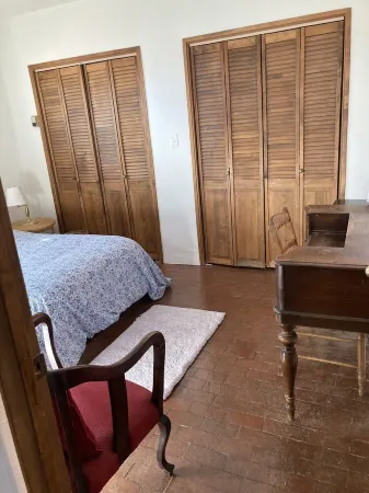 Close to Plaza!Charming Private 2 bedroom Casita, 2 fenced quiet courtyards Отели рядом с достопримечательностью «Публичная библиотека Санта-Фе»