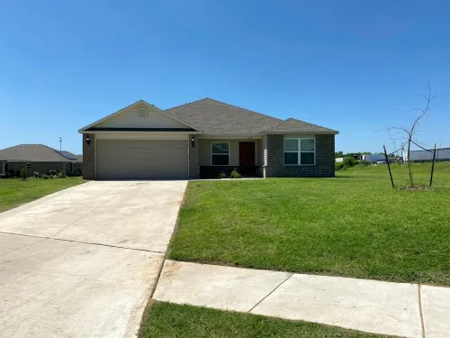 Family Home in Small Country Town 15 min from OKC
