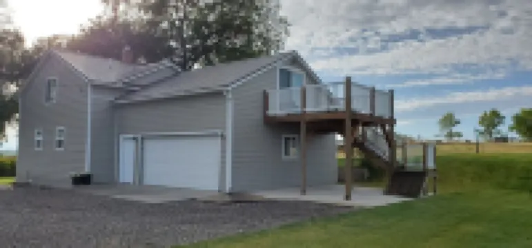 Historic ranch house has beautiful mountain and valley views. Weekly discounts.