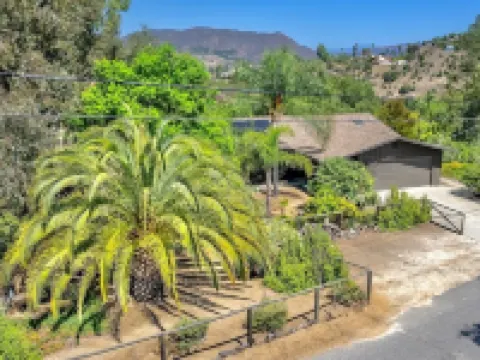 Newly remodeled midcentury modern house close to many attractions フォールブルックのホテル