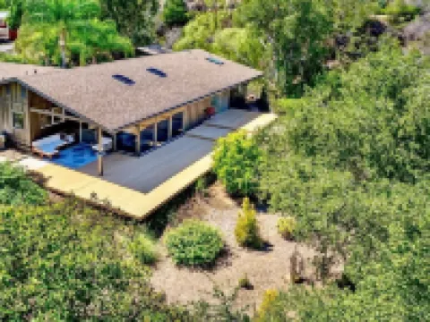 Newly remodeled midcentury modern house close to many attractions フォールブルックのホテル