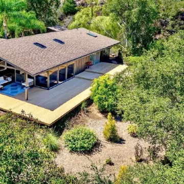 Newly remodeled midcentury modern house close to many attractions