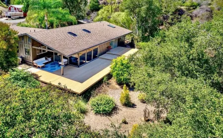 Newly remodeled midcentury modern house close to many attractions