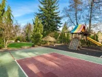 Luxury 4 bd/3ba Family Home near Ocean, Airport,  & Seattle XL yard w/sportcourt Hotéis em Burien