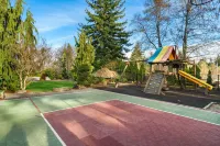 Luxury 4 bd/3ba Family Home near Ocean, Airport,  & Seattle XL yard w/sportcourt