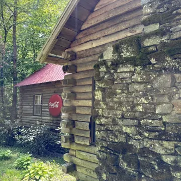 Tripps Cabin- Quaint cabin a mile from downtown Highlands!
