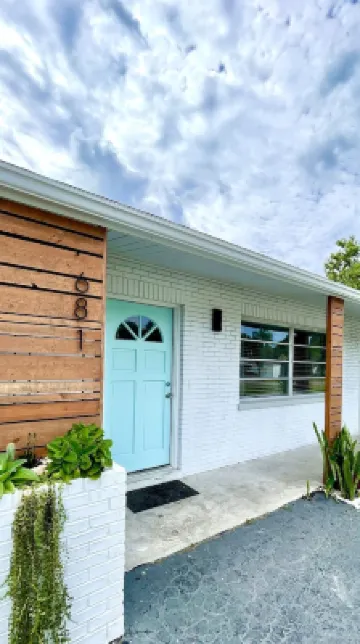 Home in quiet Bird Sanctuary Neighborhood, close to  Beach