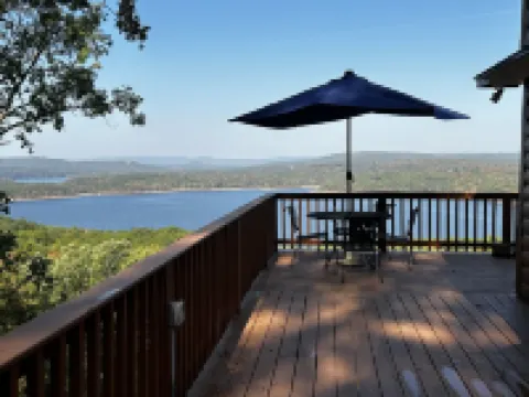 Crockett's Escape Treehouse on Greers Ferry Lake