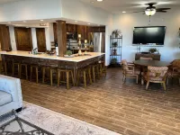 Waterfront -Updated Townhome in Walden -Great yard, dock, and easy water access. Hotel dekat Cruisin Tikis Lake Conroe