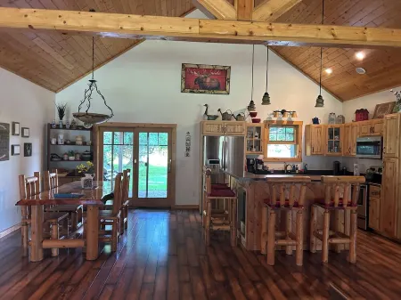 Lodge-Style Northwoods Home Permit: TBES-BBSMJP Отели в г. Амникон