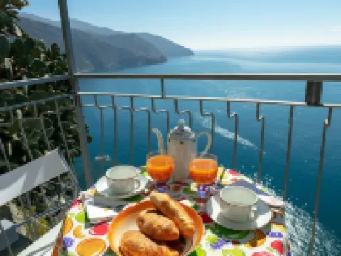 Up to 5 guest house above the Cliff House Hotels in Corniglia