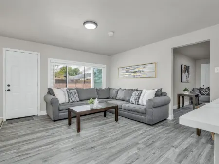 Fresno House Pool Foosball 2 Car Garage 5 Bed/3 Bath Отели рядом со станцией Fresno Station