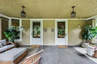 4-bedroom townhome in Frank Lloyd Wright District-FREE PARKING, Patio, Yard