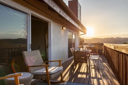 Topanga 3 bdrm/2ba mountain view home with huge deck.