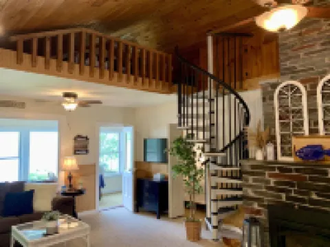 Private lake-front cabin with walk-in access to water, next to state park.