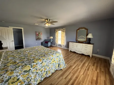 Lakefront Guesthouse on 230 Acres - Very Private - Connect with Nature in style!