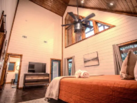 Romantic Couples Cabin minutes from Casino Excitement & Lakeside Serenity Hotels in Broken Bow