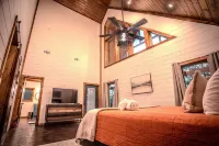 Romantic Couples Cabin minutes from Casino Excitement & Lakeside Serenity